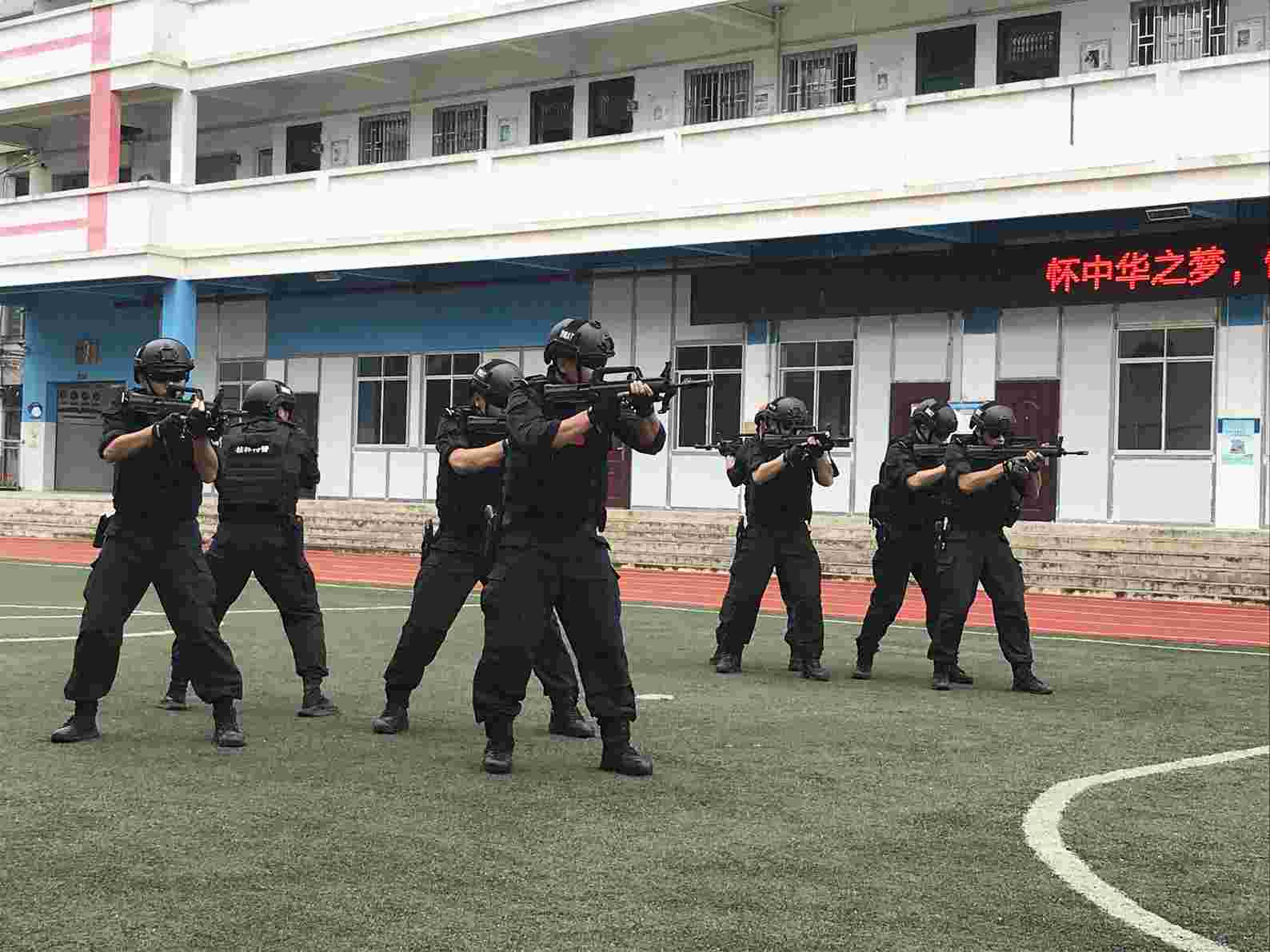 桂林高新区七星区：特警走进小学演绎“开学第一课”