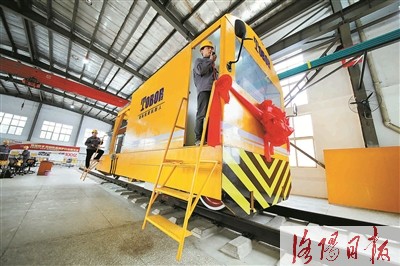 洛阳拓博尔公司研制的我国首台钢轨铣磨机器人 记者 张锐鑫 摄